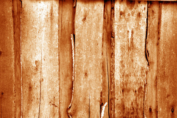 Vágatlan, mállott, narancssárga színű fából készült fal. Absztrakt háttér és textúra a design. - Fotó, kép
