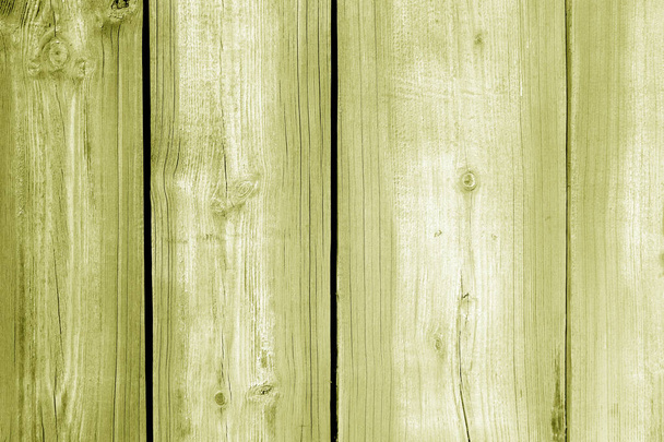 Parede feita de tábuas de madeira não cortadas intemperizadas na cor amarela. Fundo abstrato e textura para design. - Foto, Imagem