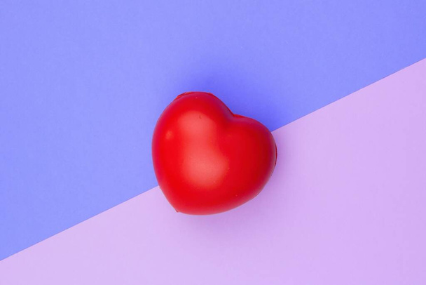 Κόκκινες καρδιές σε φόντο σε δύο αποχρώσεις του λίλας.Προστατέψτε την καρδιά σας. Έννοια για το κόκκινο σύμβολο της καρδιάς. - Φωτογραφία, εικόνα