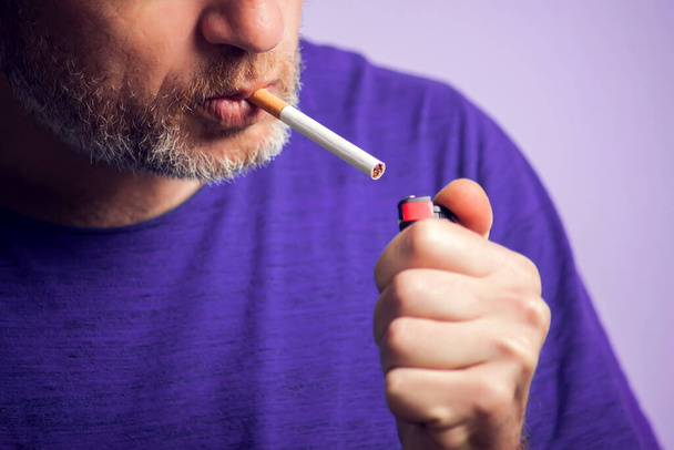 Nahaufnahme eines Mannes, der Zigarette raucht. Menschen, heile Pflegekonzept - Foto, Bild