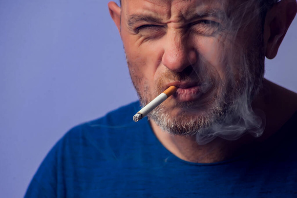 Впритул чоловік палить цигарку. Люди, концепція здорового догляду
 - Фото, зображення