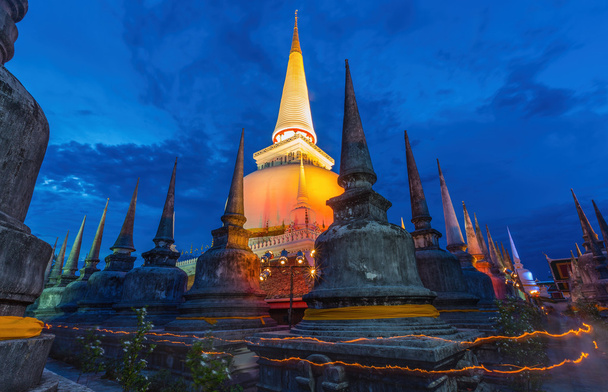 pagoda starożytnych w świątyni wat mahathat, noc scena - Zdjęcie, obraz