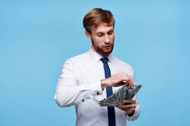 homem na camisa com gravata financiar dinheiro em mãos riqueza - Foto, Imagem