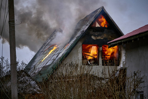 3 dicembre 2020, Isola di Dole, Lettonia: spegnere l'incendio ha distrutto la casa del villaggio - Foto, immagini