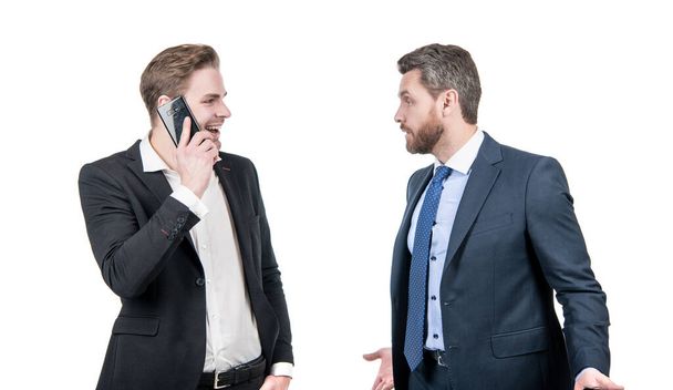 θυμωμένο αφεντικό διαφωνεί με χαμογελαστός υπάλληλος μιλώντας στο τηλέφωνο απομονώνονται σε λευκό, σύγκρουση - Φωτογραφία, εικόνα