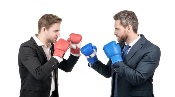 два бизнесмена в боксёрских перчатках борются за лидерство изолированные на белой, корпоративной битве - Фото, изображение