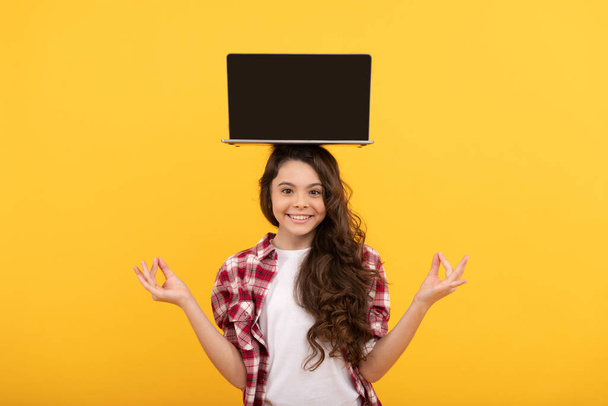 felice intelligente adolescente ragazza meditando con il computer portatile sulla testa che presenta la scuola lezione online, estudy - Foto, immagini
