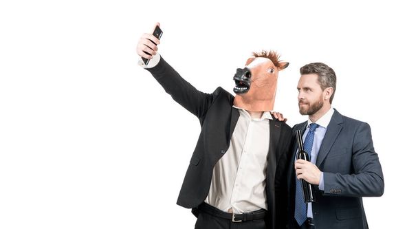 Selfie de festa. Colaboradores tirar selfie no smartphone. Festa de máscaras corporativas. Celebração do trabalho - Foto, Imagem