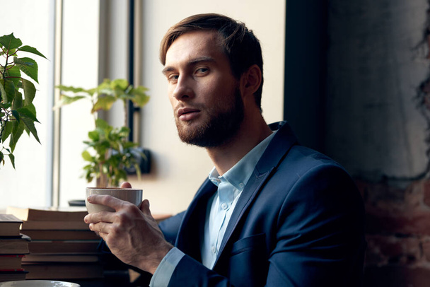 hombre en un traje con una taza de café en sus manos desayuno estilo de vida ocio - Foto, Imagen