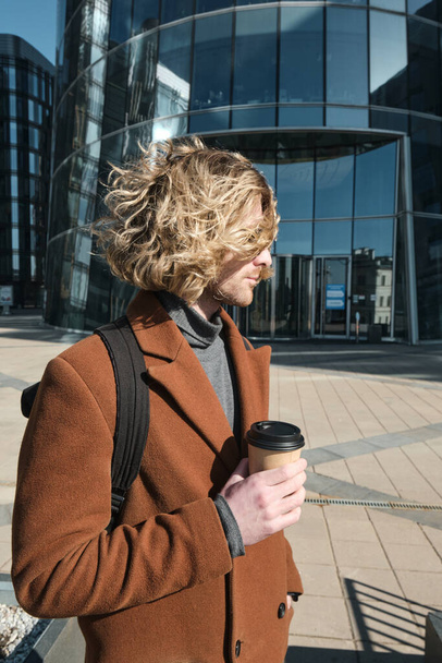 Nuori mies kahvin kanssa kaupungissa - Valokuva, kuva