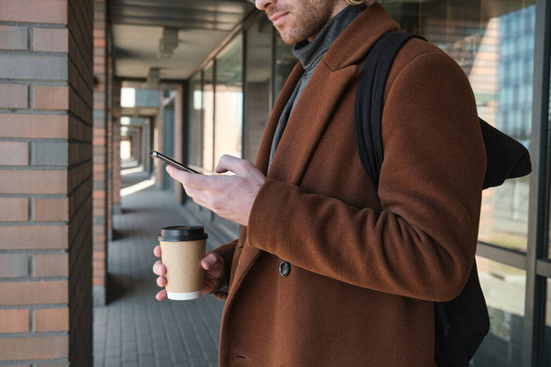 Uomo d'affari che utilizza il telefono durante la pausa caffè - Foto, immagini