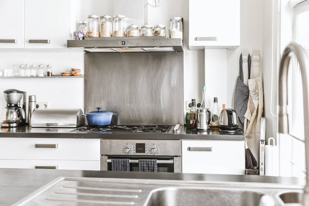 Cozinha branca com elementos inoxidáveis em design - Foto, Imagem