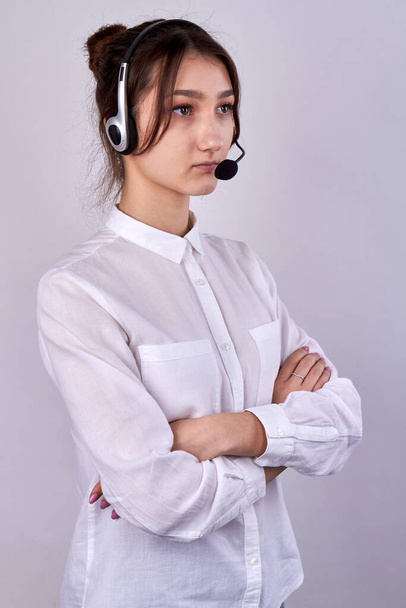 Biznes kobieta nosić słuchawki składane jej ramiona. - Zdjęcie, obraz