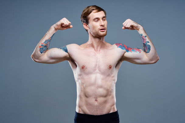 atleta masculino fuerte con los músculos bombeados del brazo y fitness del culturista del tatuaje - Foto, Imagen