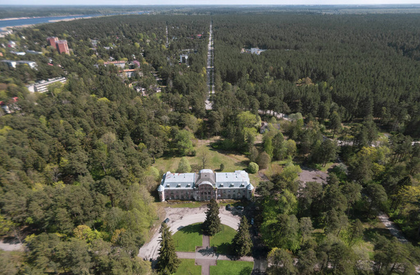 Estland, narva jesuu, 26. Mai 2021 Sommertag, Drohnenaufnahme des Kurortes an der Mündung von narva in den baltischen Staaten an der Küste des Golfs von Finnland. - Foto, Bild