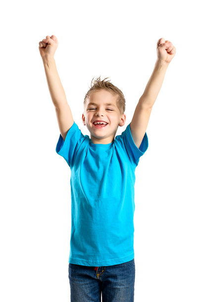 lustiger Junge schreit mit erhobenen Händen - Foto, Bild