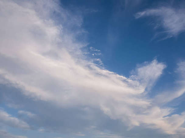 Paysage nuageux tranquille et la petite lune sur le ciel bleu. Nuages blancs pelucheux composition aérienne. Misty formes de cumulus couvert, textures abstraites nébuleuses. Désodorisants, beaut céleste - Photo, image