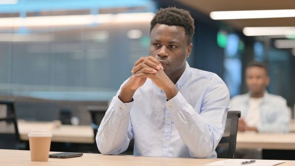 Αφρικανός επιχειρηματίας σκέφτεται, αισθάνεται ανήσυχος  - Φωτογραφία, εικόνα