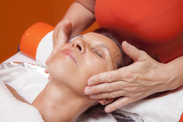 Mujer linda obtiene masaje facial profesional, drenaje linfático
 - Foto, Imagen