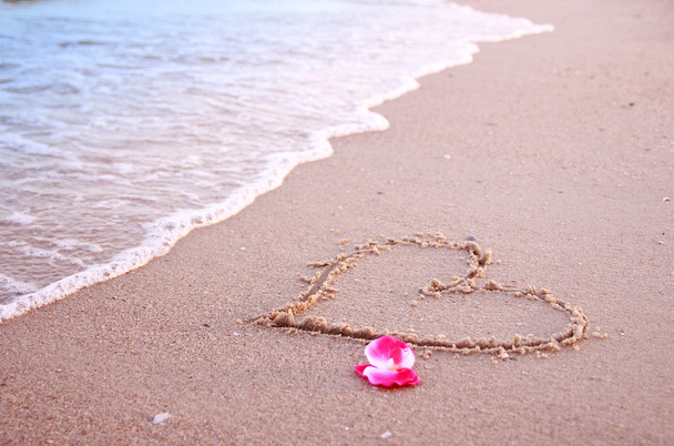 Heart in the sand on the seashore - Foto, imagen
