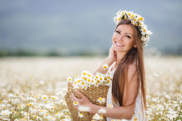 Beautiful girl on the camomile field - Foto, Imagem