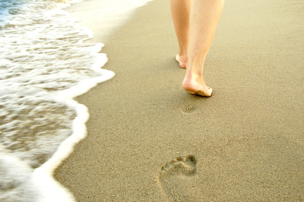 Mann hinterlässt Fußabdrücke im Sand - Foto, Bild