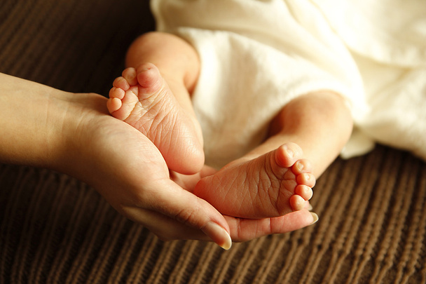 Legs newborn little baby in mother's hands - Fotografie, Obrázek