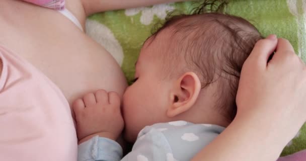 moeder borstvoeding baby thuis. moederschaps- en kraamzorgconcept. Vrolijke moeder genieten van borstvoeding - Video