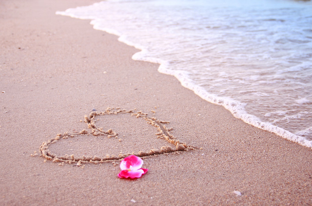 καρδιά στην άμμο στην παραλία - Φωτογραφία, εικόνα