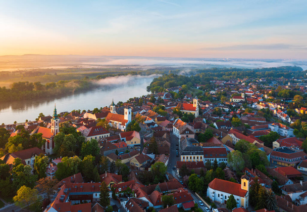 Vogelperspektive auf die berühmte Innenstadt von szentendre, Ungarn - Foto, Bild