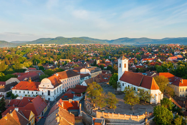 Luftaufnahme des Rathauses von szentendre und der Pfarrkirche St. Johann im Herzen der Stadt. - Foto, Bild