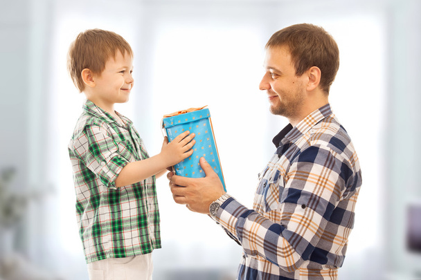 šťastné syn dává jeho otec dárek - Fotografie, Obrázek