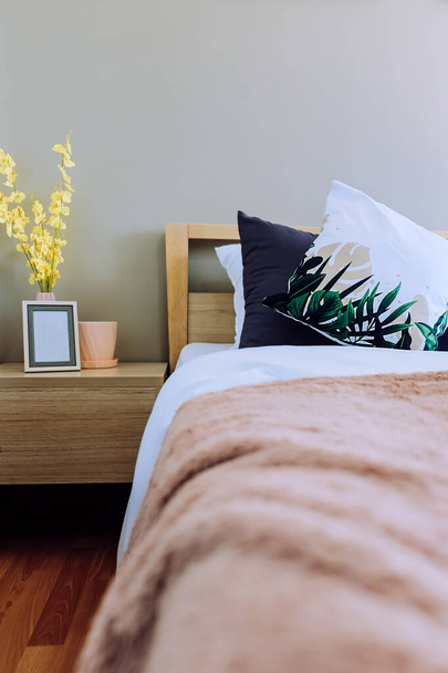 Modern beyaz yatak ve yastık sabah modunda, iç dekorasyon - Fotoğraf, Görsel