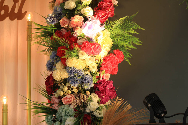 romantica decorazione d'interni con fiori freschi per matrimoni, fidanzati, cerimonie - Foto, immagini
