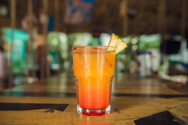 Bunte tropische Cocktails an der Holzbar. Mixologie im Pool-Urlaub. Karibische Cocktails. Bunte Cocktails im karibischen Barhotel - Foto, Bild