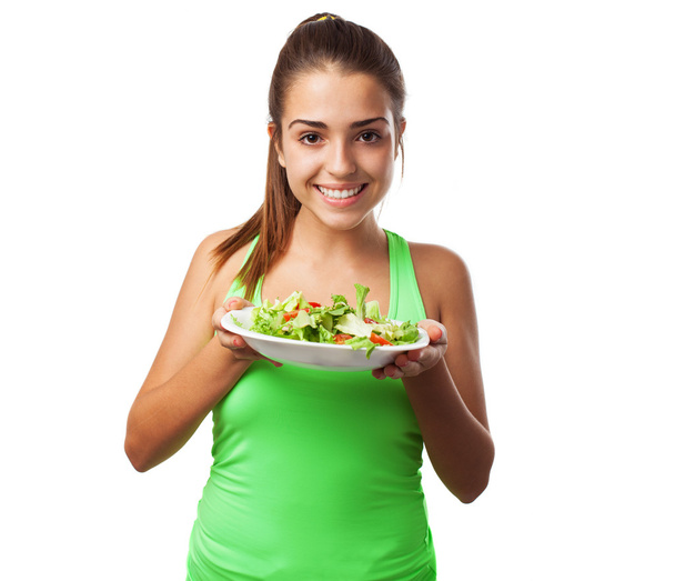 женщина держит свежий салат
 - Фото, изображение
