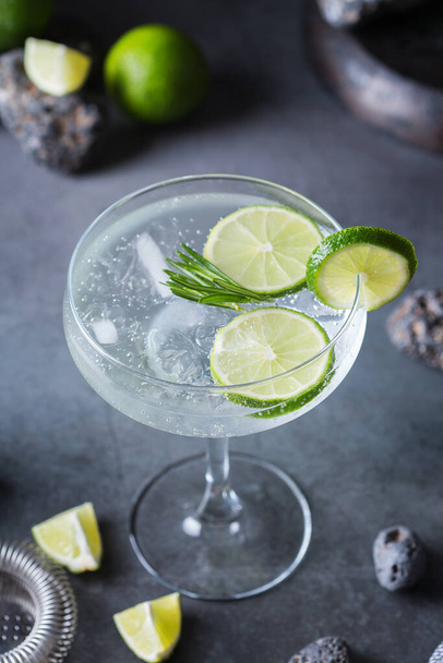 Cocktail de seltz dur avec accessoires citron vert, romarin et barmans - Photo, image