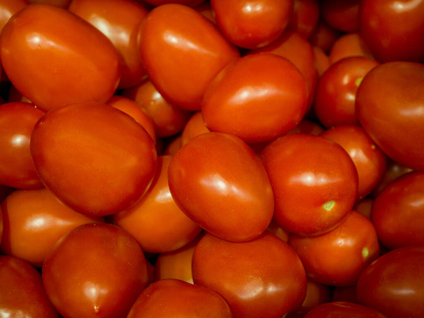 Kasa punaisia tomaatteja myytävänä tuoremarkkinoilla - Valokuva, kuva