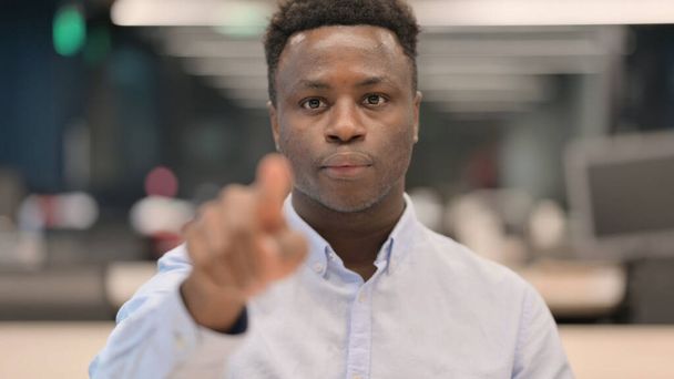 Retrato de Empresário Africano Apontando para a câmera  - Foto, Imagem