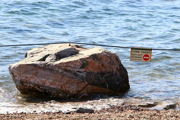 Grandes piedras se encuentran en las orillas del mar Mediterráneo en el norte de Israel  - Foto, Imagen