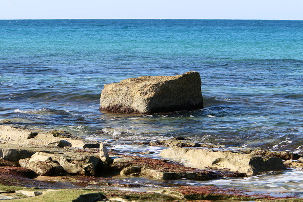 Великі камені лежать на берегах Середнього моря на північному острові.  - Фото, зображення