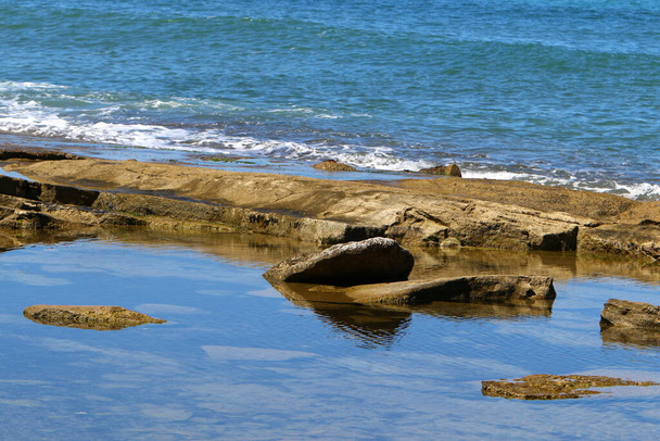Duże kamienie leżą na wybrzeżu Morza Śródziemnego w północnym Izraelu  - Zdjęcie, obraz