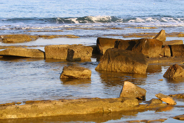 大きな石はイスラエル北部の地中海の海岸にあります  - 写真・画像