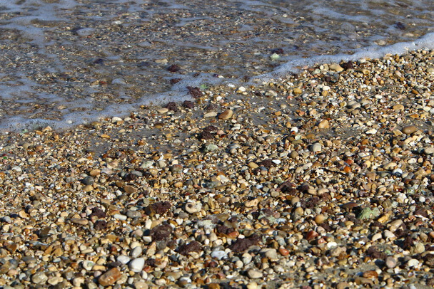 Grandes piedras se encuentran en las orillas del mar Mediterráneo en el norte de Israel  - Foto, imagen