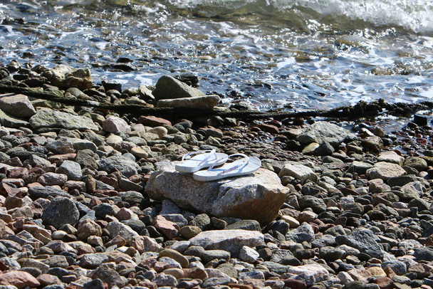 Grandi pietre si trovano sulle rive del Mar Mediterraneo nel nord di Israele  - Foto, immagini
