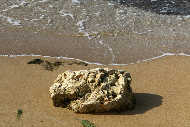 Grandes pedras se encontram nas margens do Mar Mediterrâneo, no norte de Israel  - Foto, Imagem