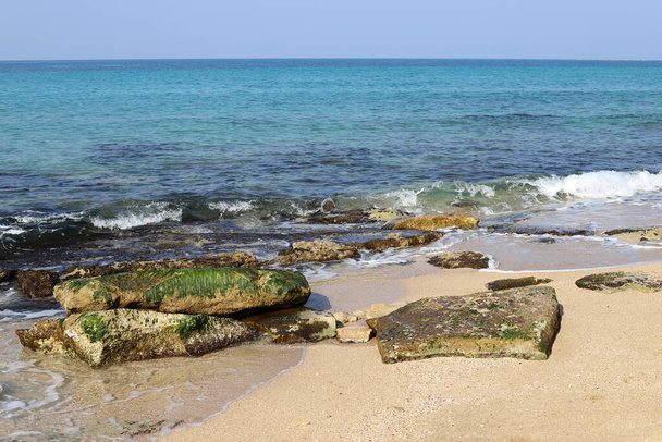 Duże kamienie leżą na wybrzeżu Morza Śródziemnego w północnym Izraelu  - Zdjęcie, obraz