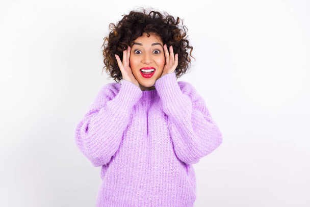  латинская женщина в свитере Приятный вид веселый, счастливая реакция - Фото, изображение