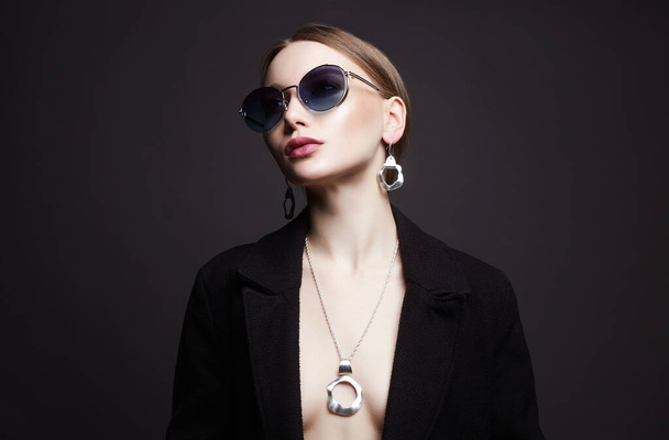 fashion portrait of Beautiful sexy woman in sunglasses and jewelry. beauty girl  - Photo, Image