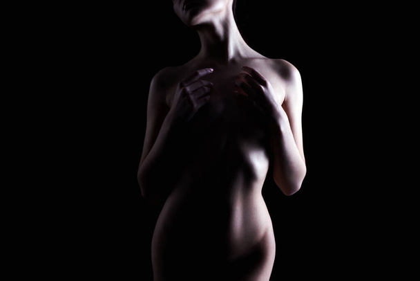 暗闇の中でヌード女性のシルエット。美しい裸のボディガール - 写真・画像
